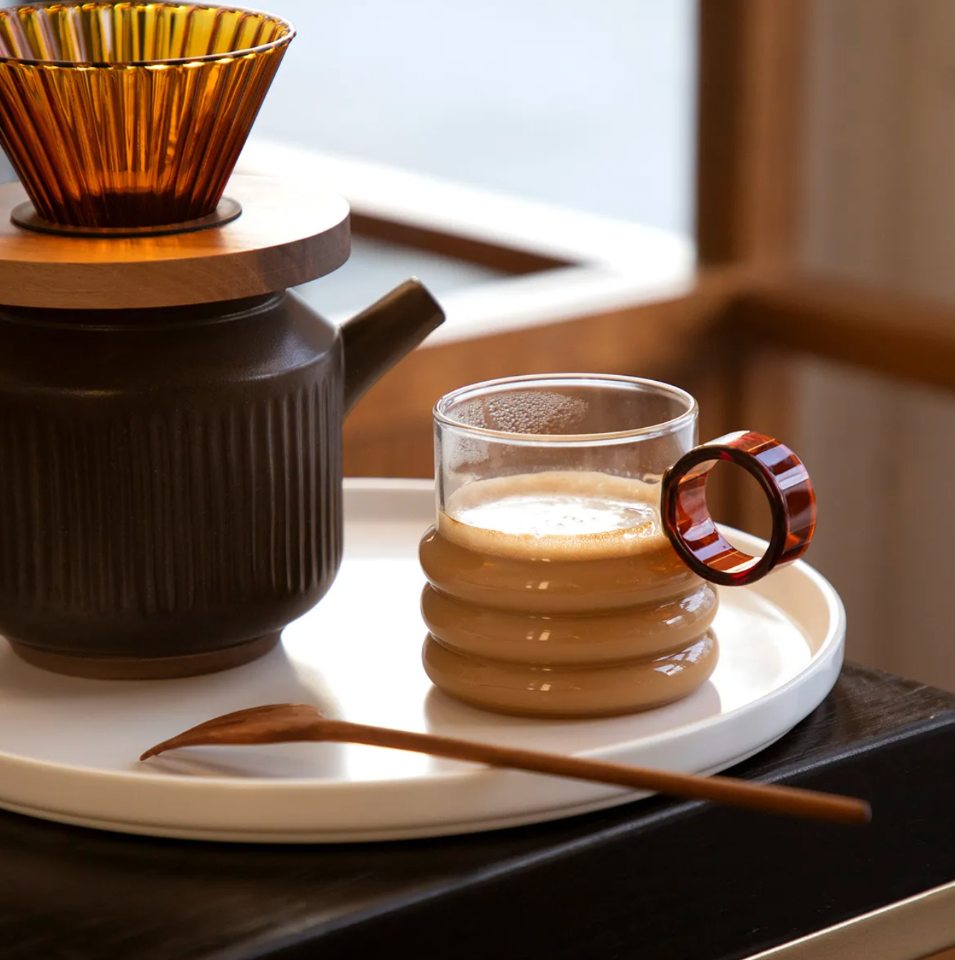 Tasse à café ondulée à poignée colorée